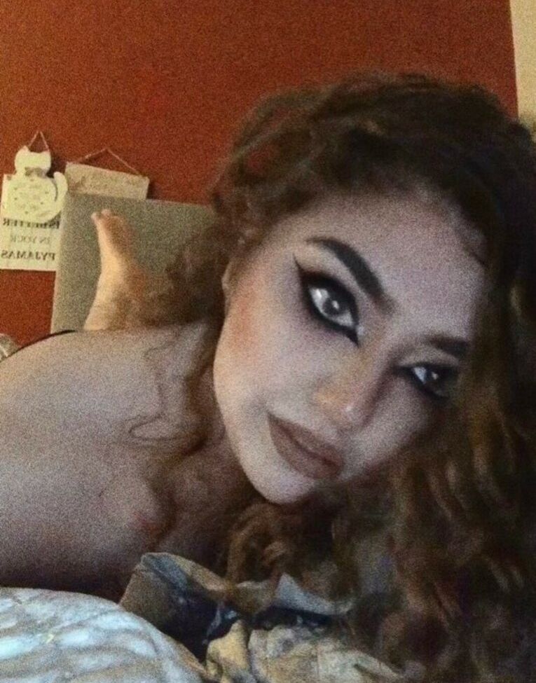 Kiitakat desnuda #109866169