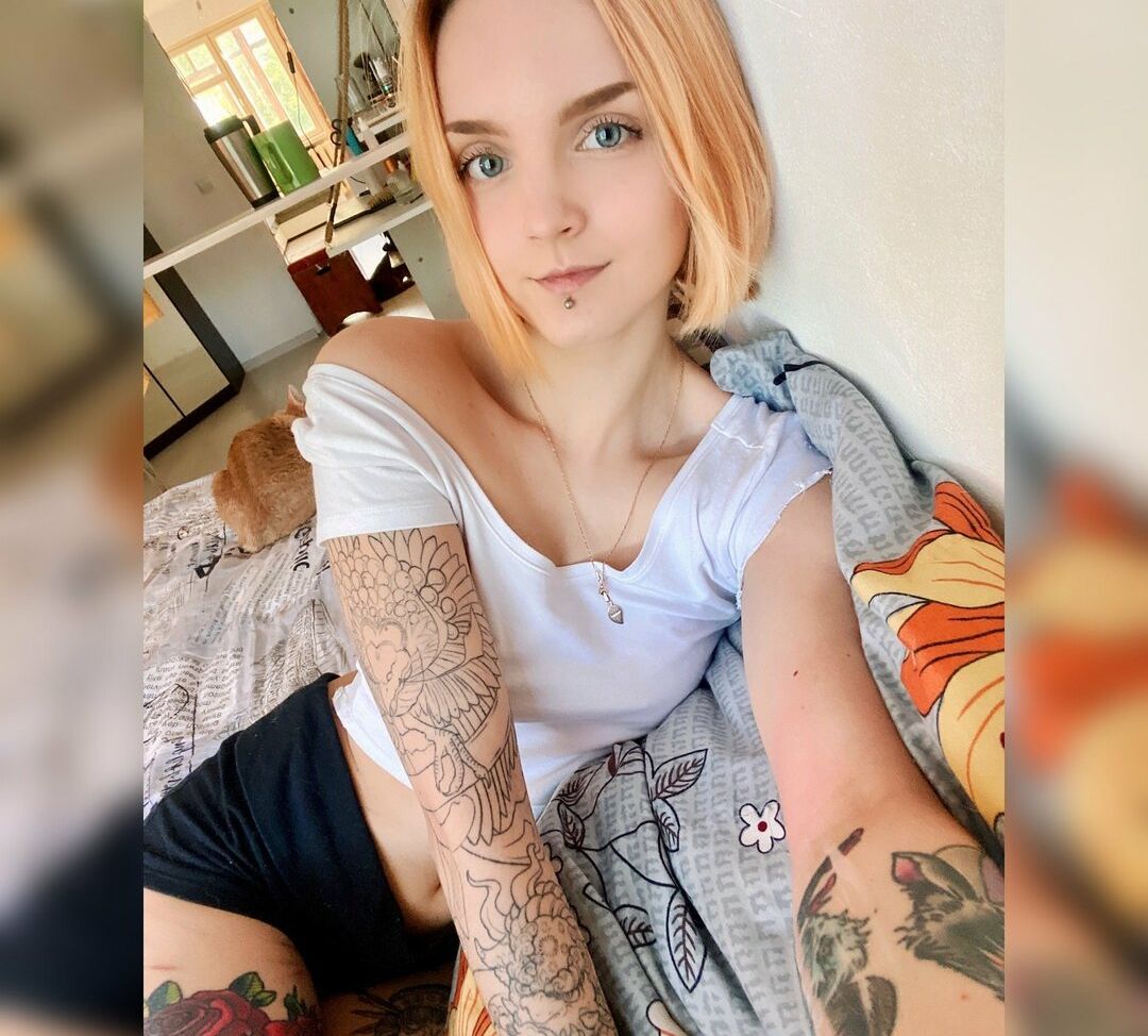 Luventa desnuda #108176473