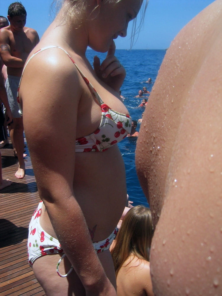 Jeunes filles aux gros seins en bikini
 #101642654