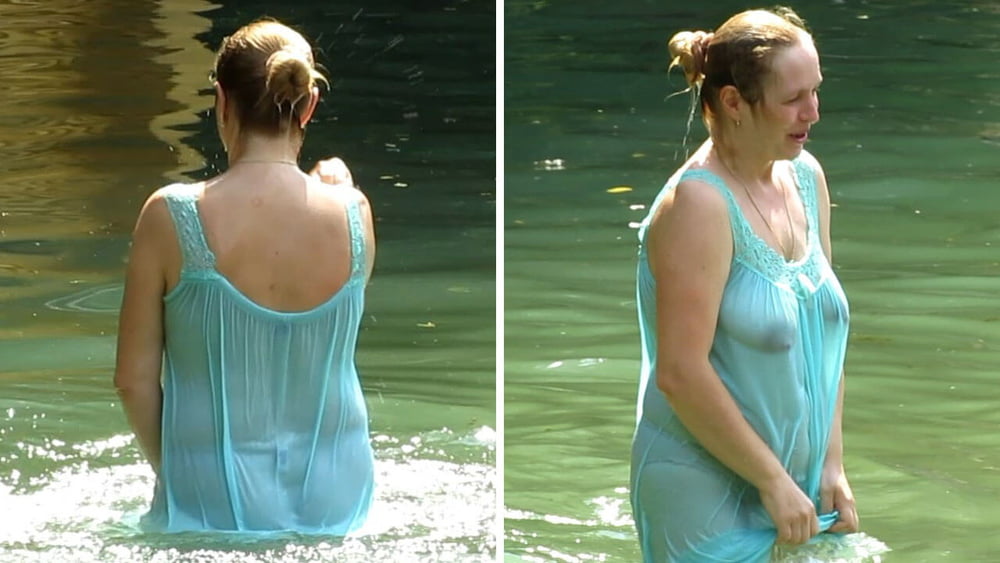Reife russische Frauen baden in kaltem Wasser
 #96538919
