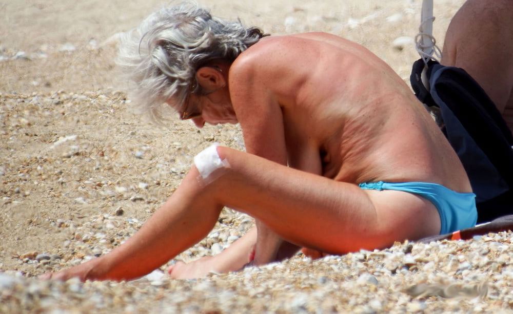 Nonna che prende il sole sulla spiaggia
 #81146495
