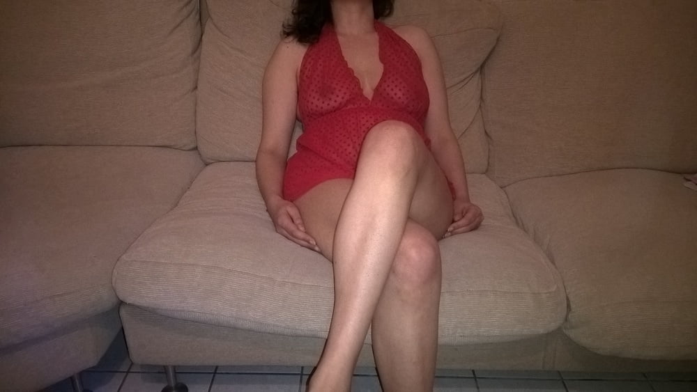 Joytwosex lingerie rouge et chatte poilue
 #106647638