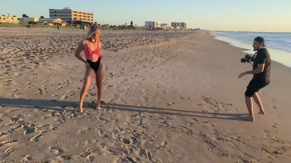 テイ・コンティ、別名WWEネクストのテイナラ・コンティがビーチで写真撮影
 #97821703