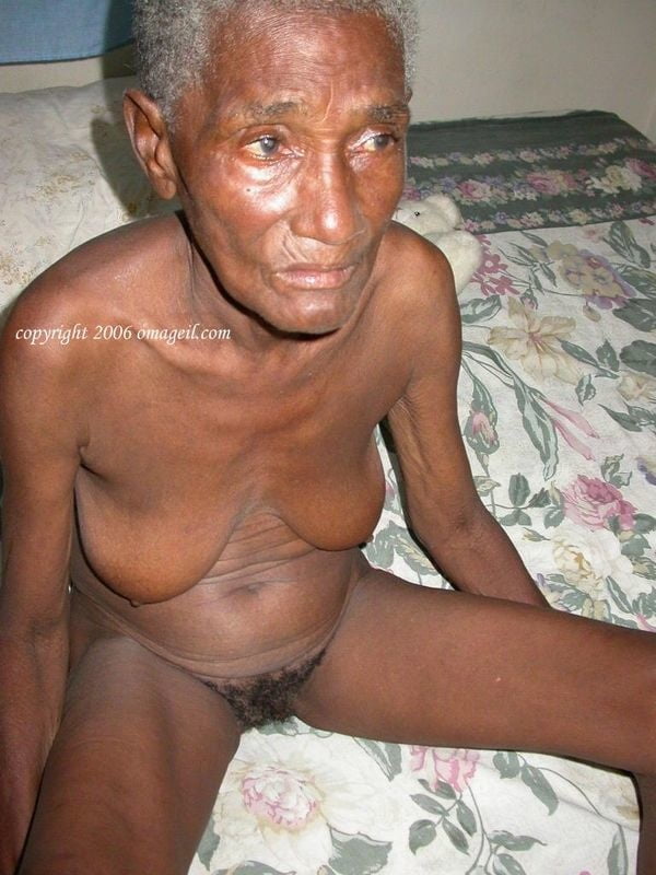 Hermosa abuelita africana peluda
 #90338815