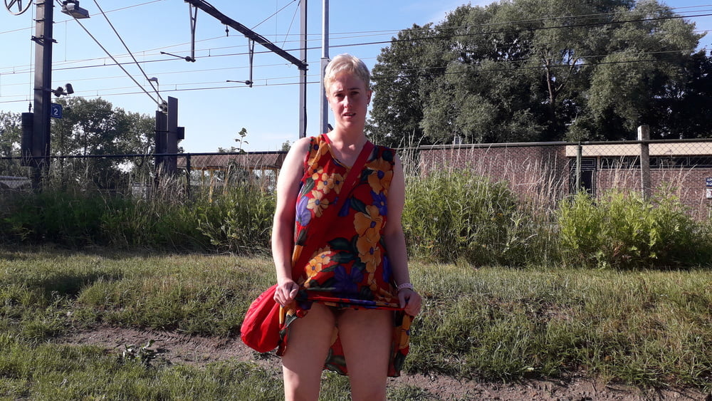 Bei einer Wanderung ohne Höschen und komplett nackt
 #92629811