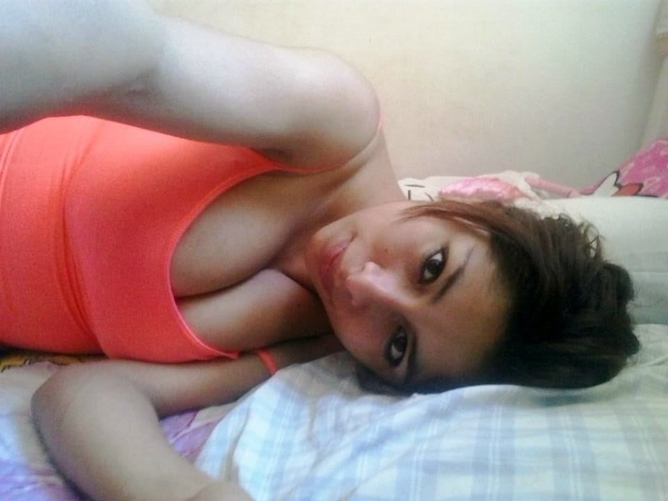 Putas acostadas mostrando tetas #83482633