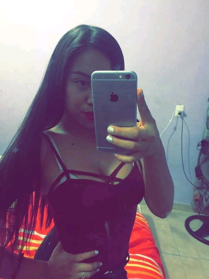 Ella quiere tributo
 #89405558