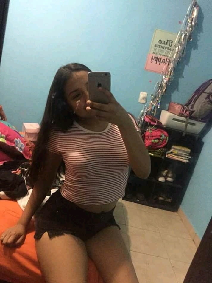 Ella quiere tributo
 #89405559