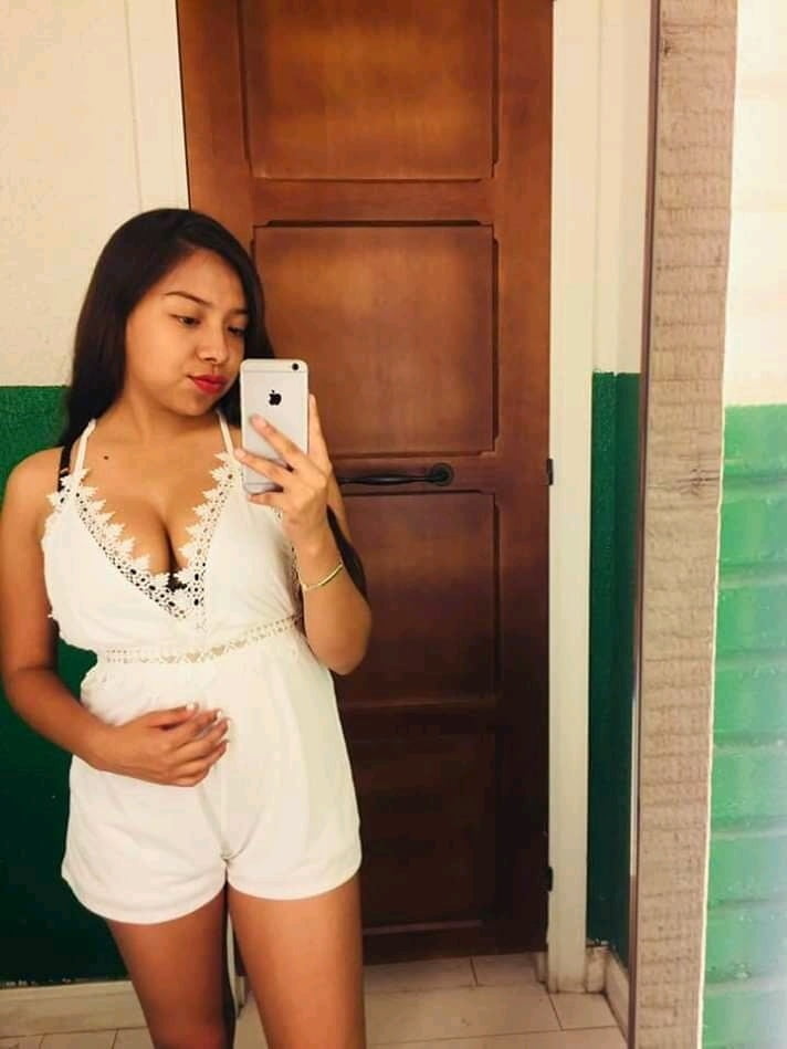 Ella quiere tributo
 #89405560