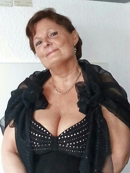 Mature ladies braless cleavage pokies 123 #103100484