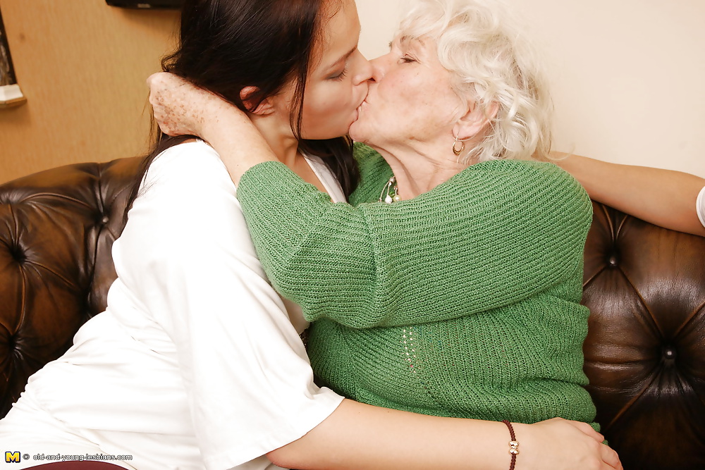 Vieja abuela norma follada por dos jóvenes lesbianas parte 3
 #106658952