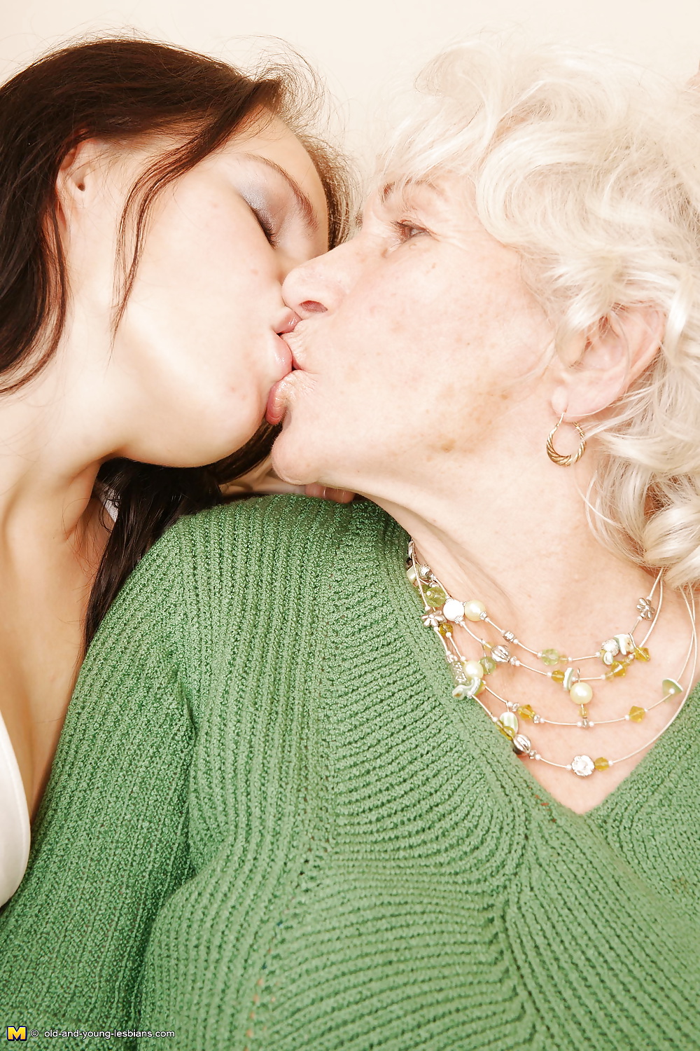 Vieja abuela norma follada por dos jóvenes lesbianas parte 3
 #106658953