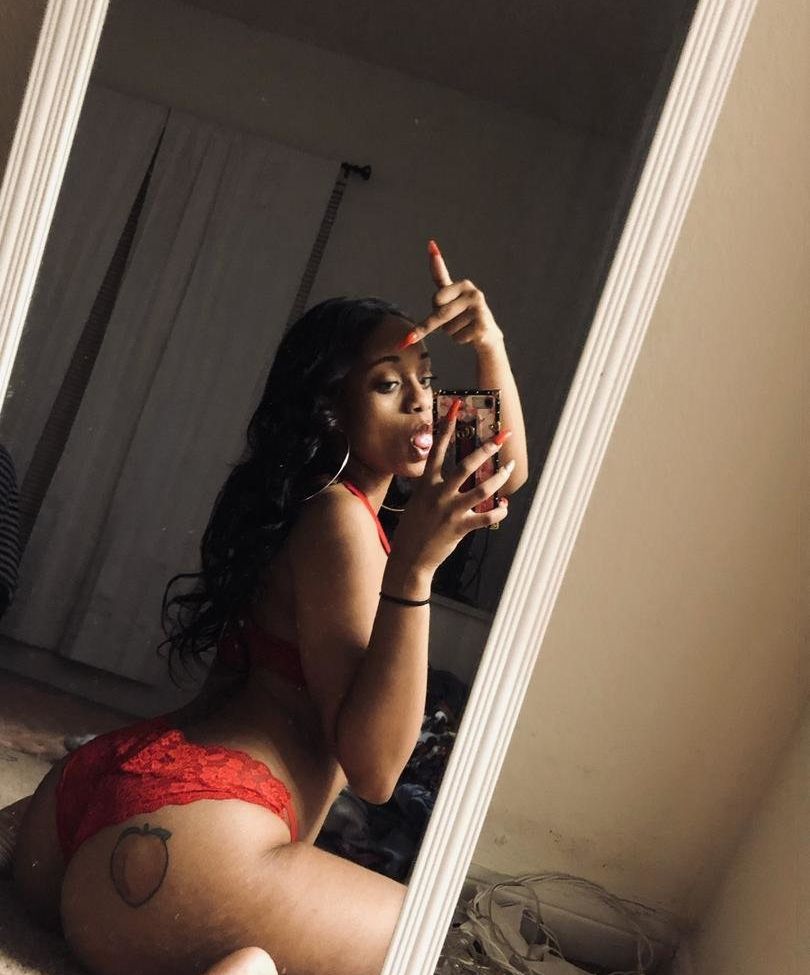 Lala Cakes nackt #109570310