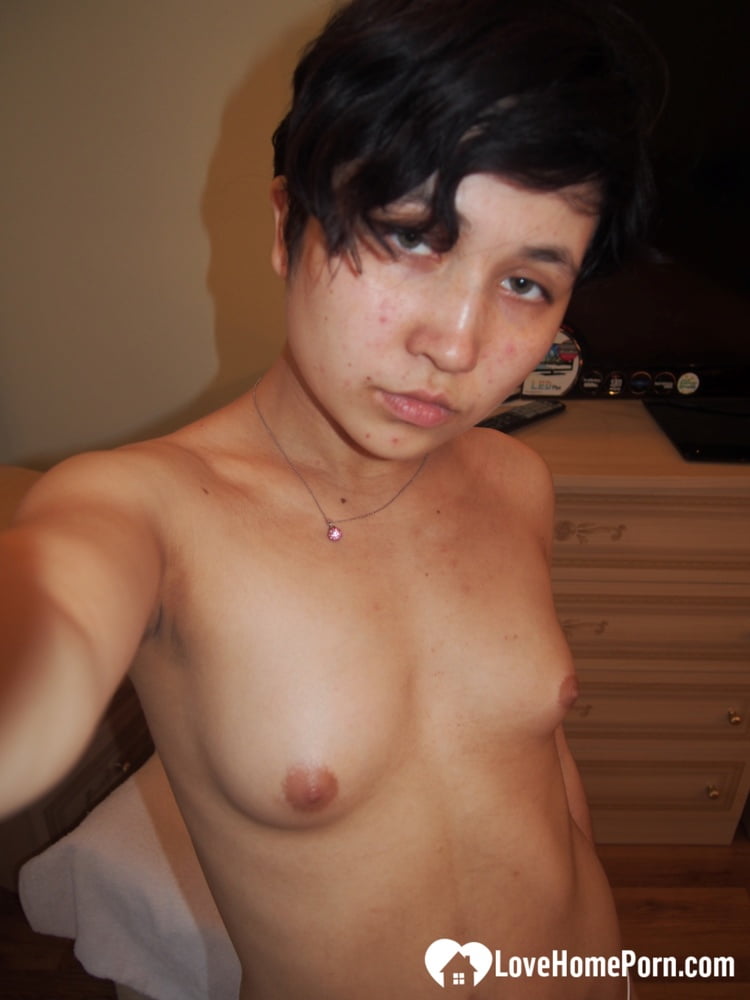 Une jeune fille sexy qui montre ses seins naturels.
 #106556093