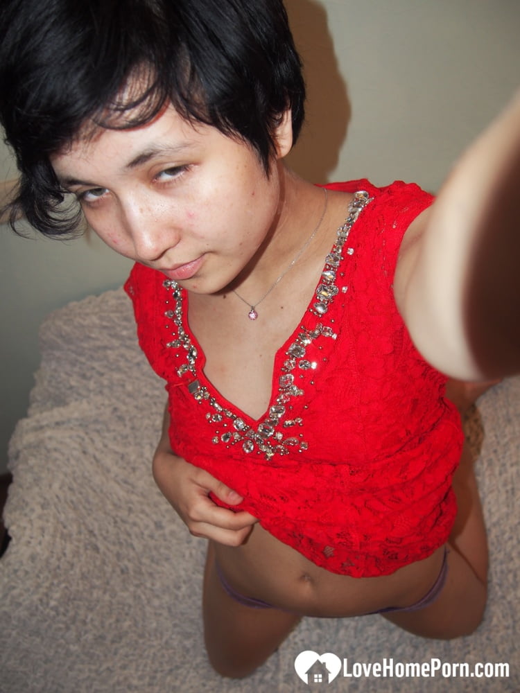 Une jeune fille sexy qui montre ses seins naturels.
 #106556100