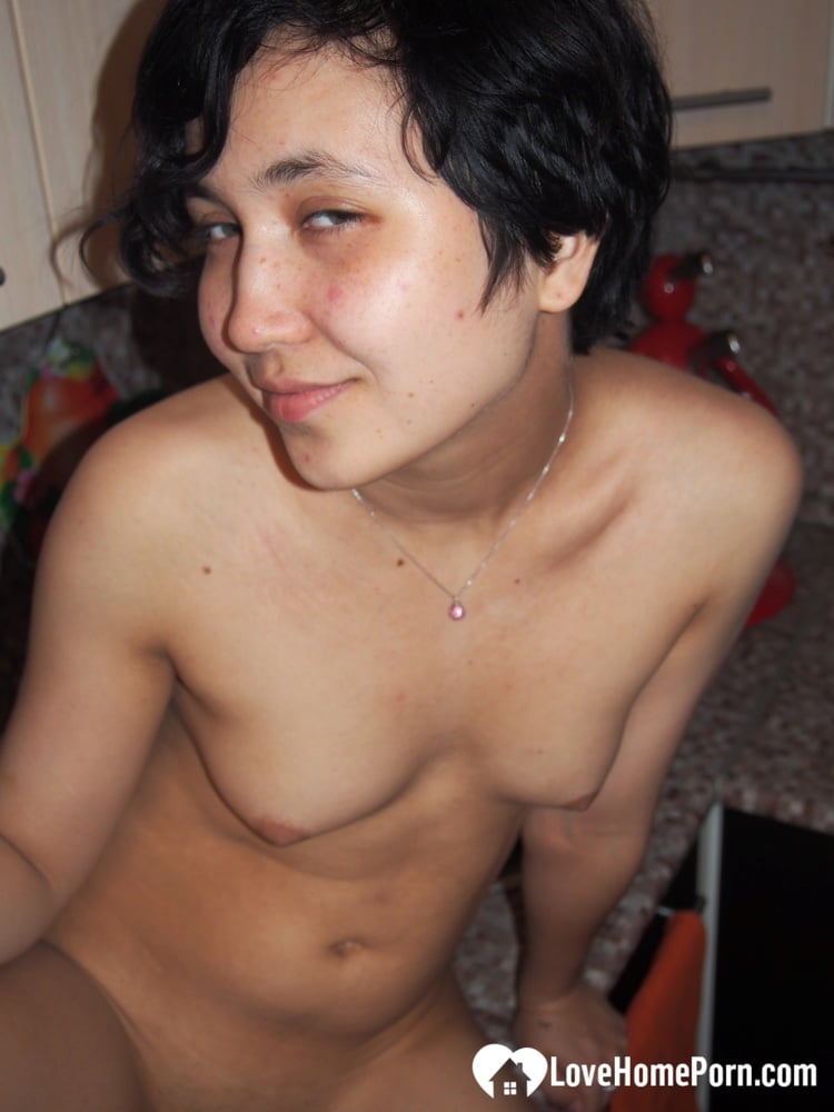 Une jeune fille sexy qui montre ses seins naturels.
 #106556104