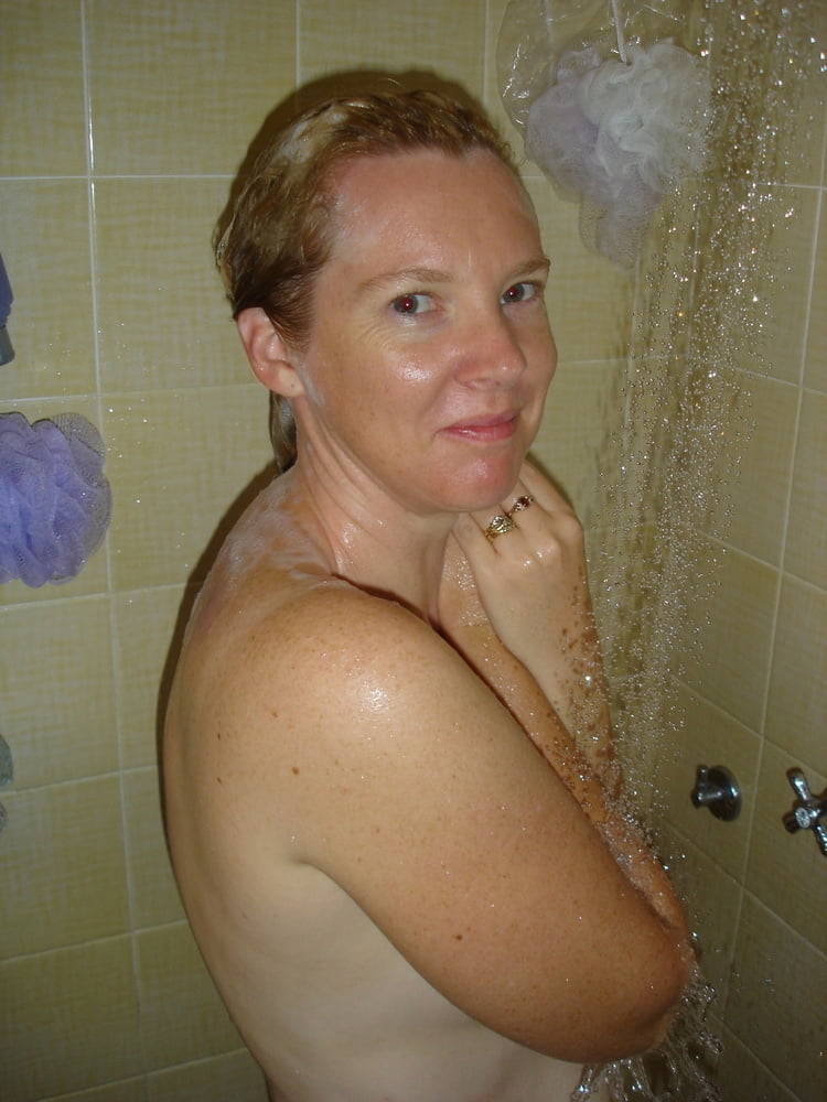 シャワーを浴びるスーザン
 #97675073