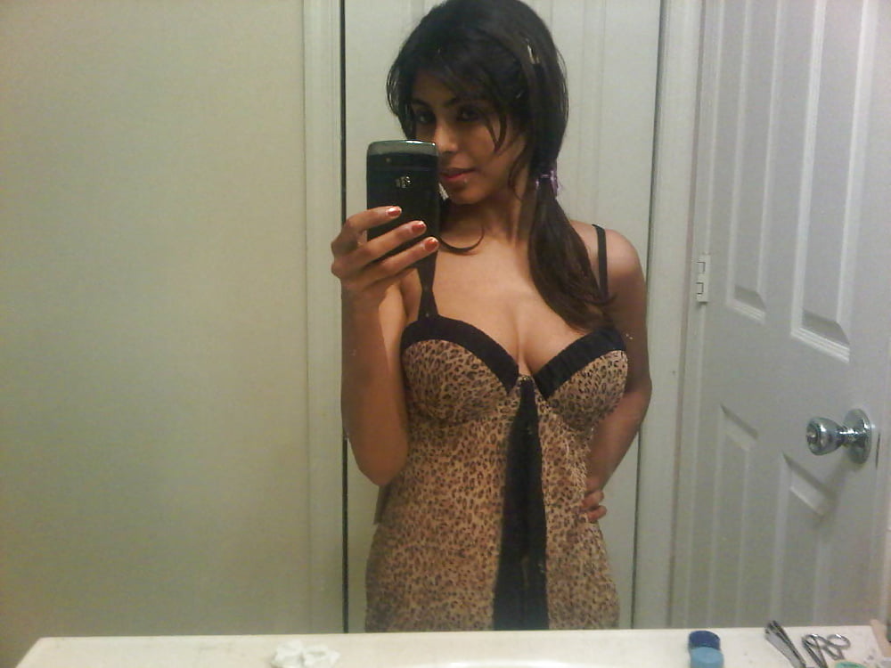 Se desnuda
 #90393279