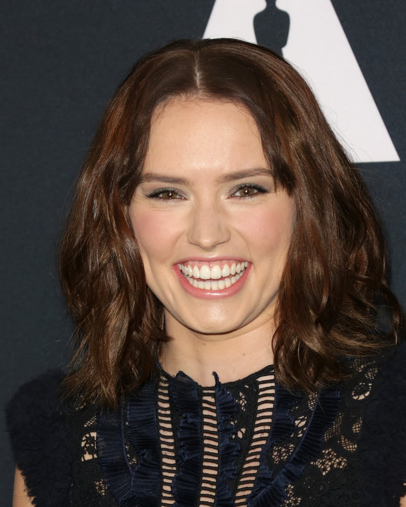 Ich will auf Daisy Ridleys Zähne abspritzen
 #95905557