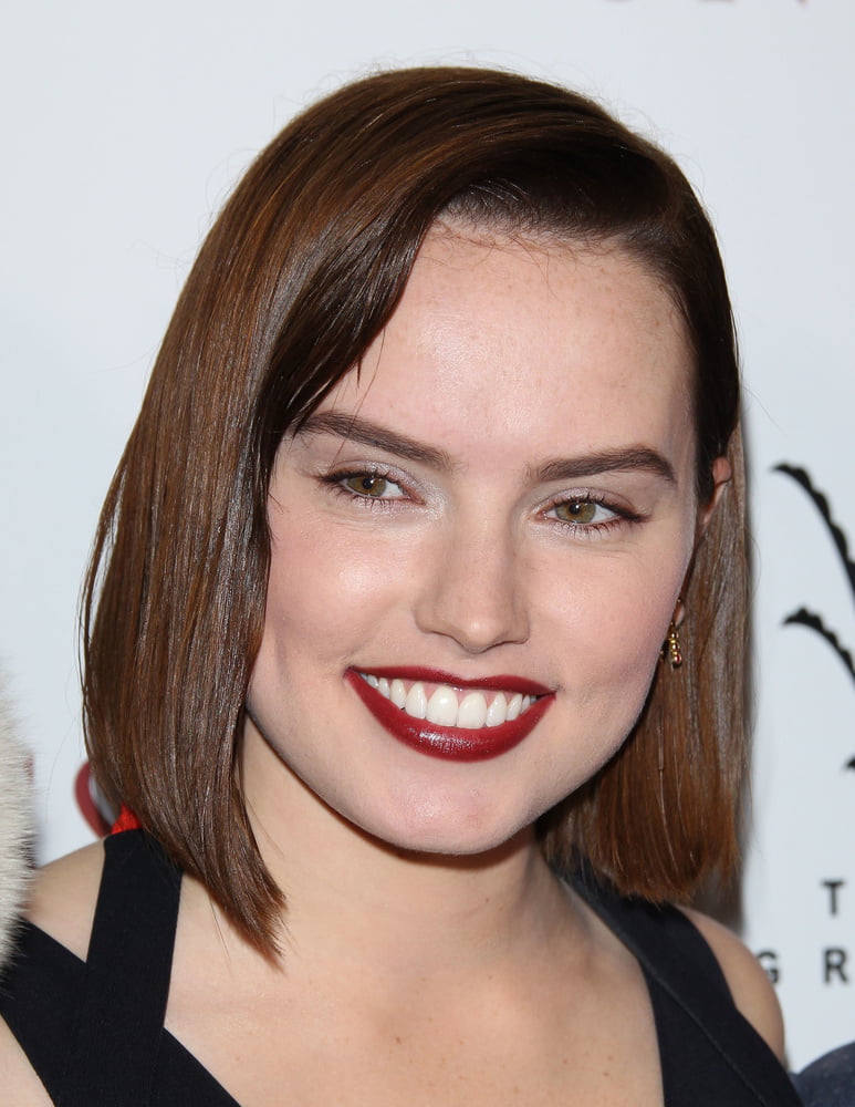 Ich will auf Daisy Ridleys Zähne abspritzen
 #95905573