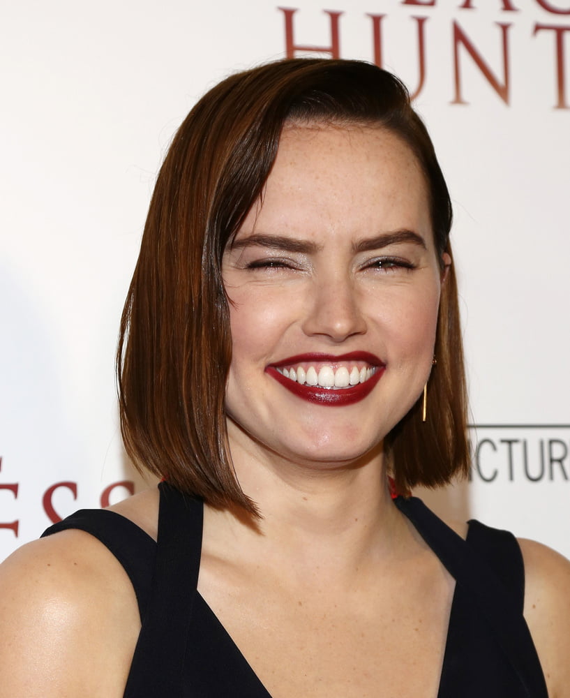 Ich will auf Daisy Ridleys Zähne abspritzen
 #95905575