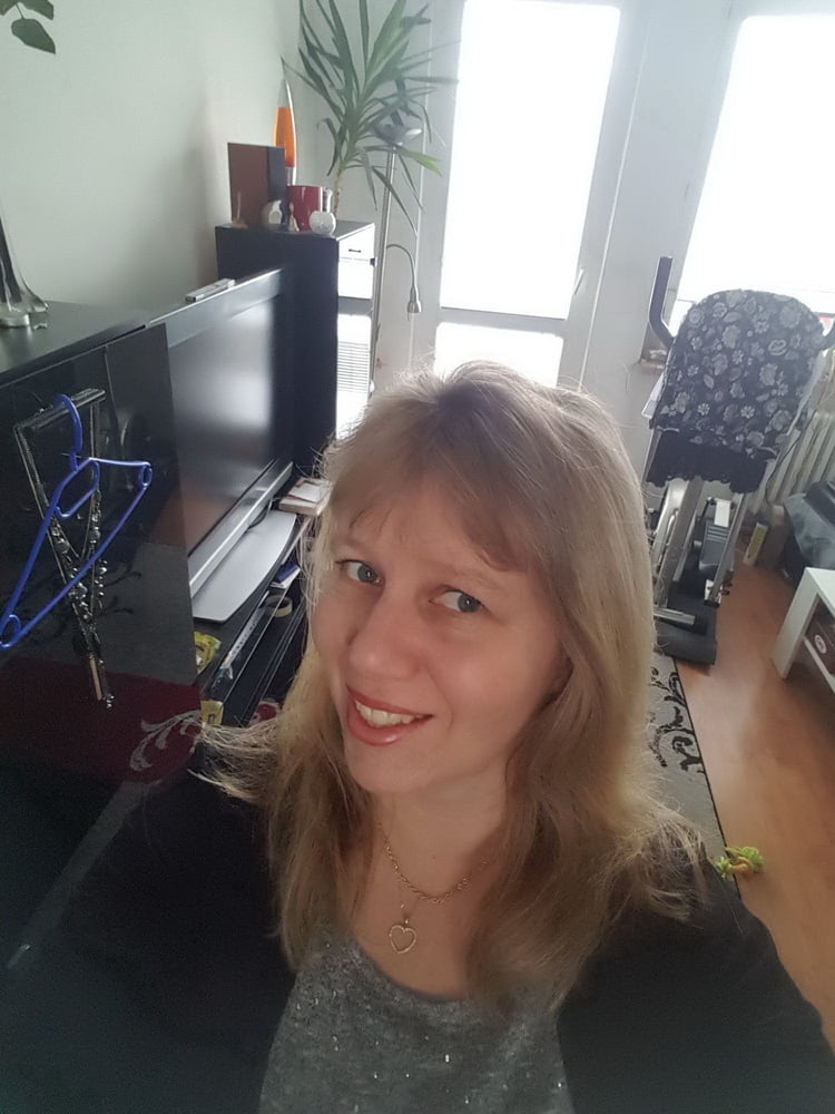 Blonde reife Frau Selfies
 #82311566
