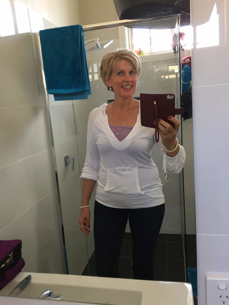 Esposa caliente mostrando un poco de amor a la Internet
 #81450835