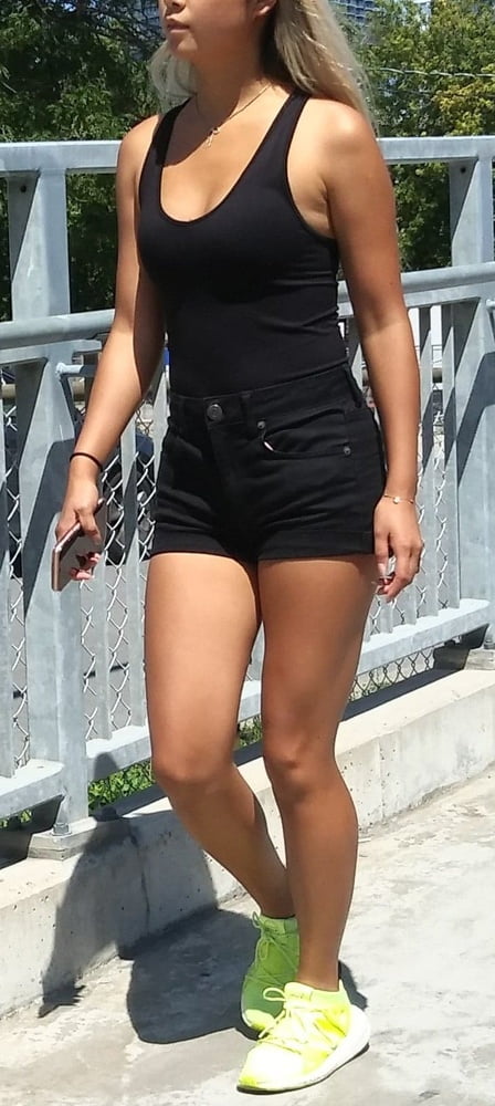 Piernas cándidas y pies....
 #87655704