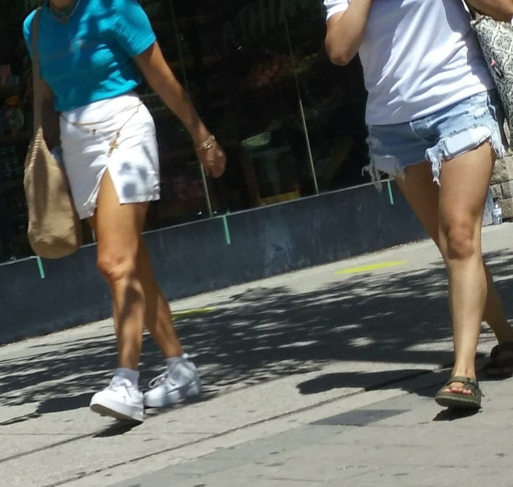 Piernas cándidas y pies....
 #87655734
