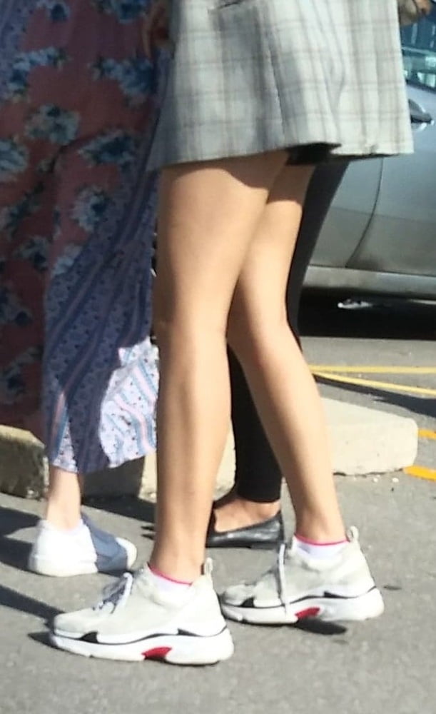 Piernas cándidas y pies....
 #87655808
