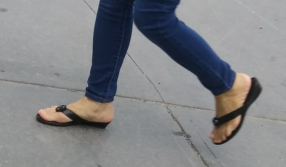Piernas cándidas y pies....
 #87655894