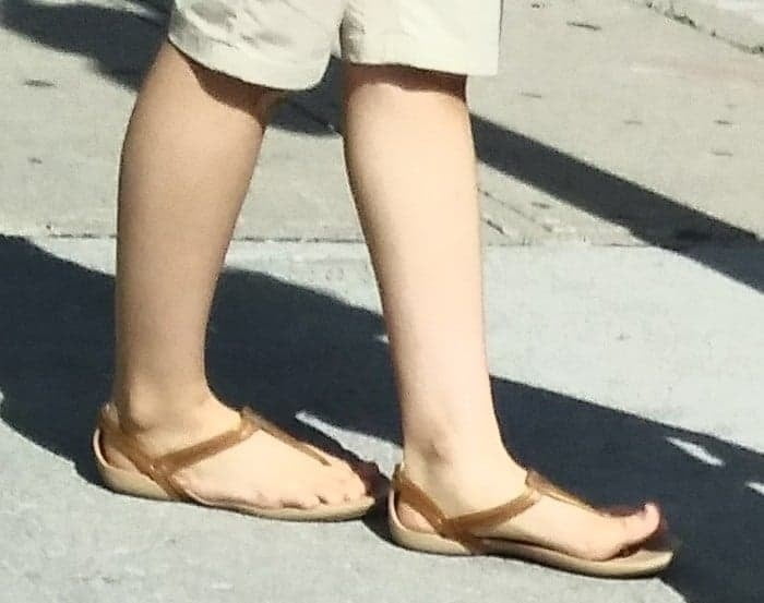 Piernas cándidas y pies....
 #87655906