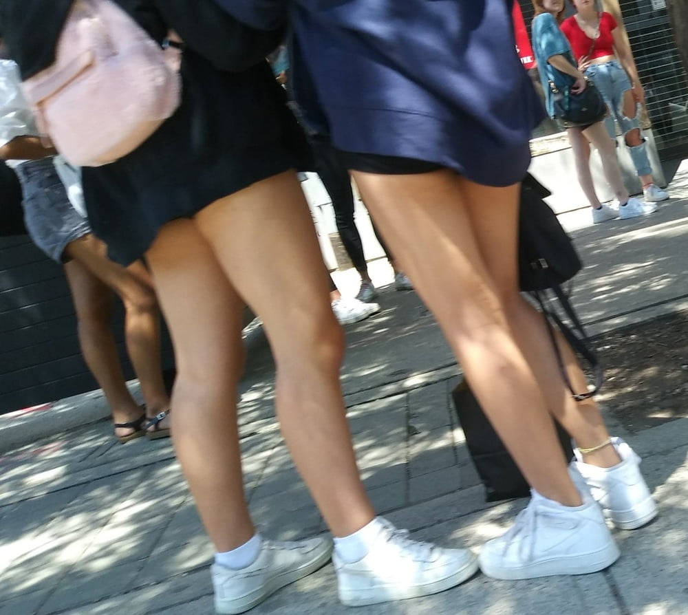 Piernas cándidas y pies....
 #87656032