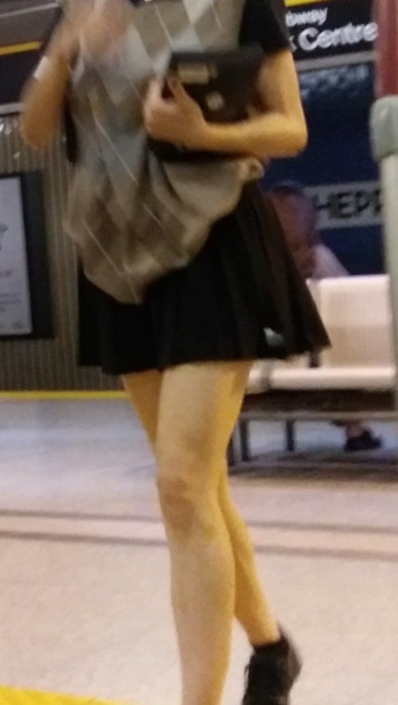 Piernas cándidas y pies....
 #87656059