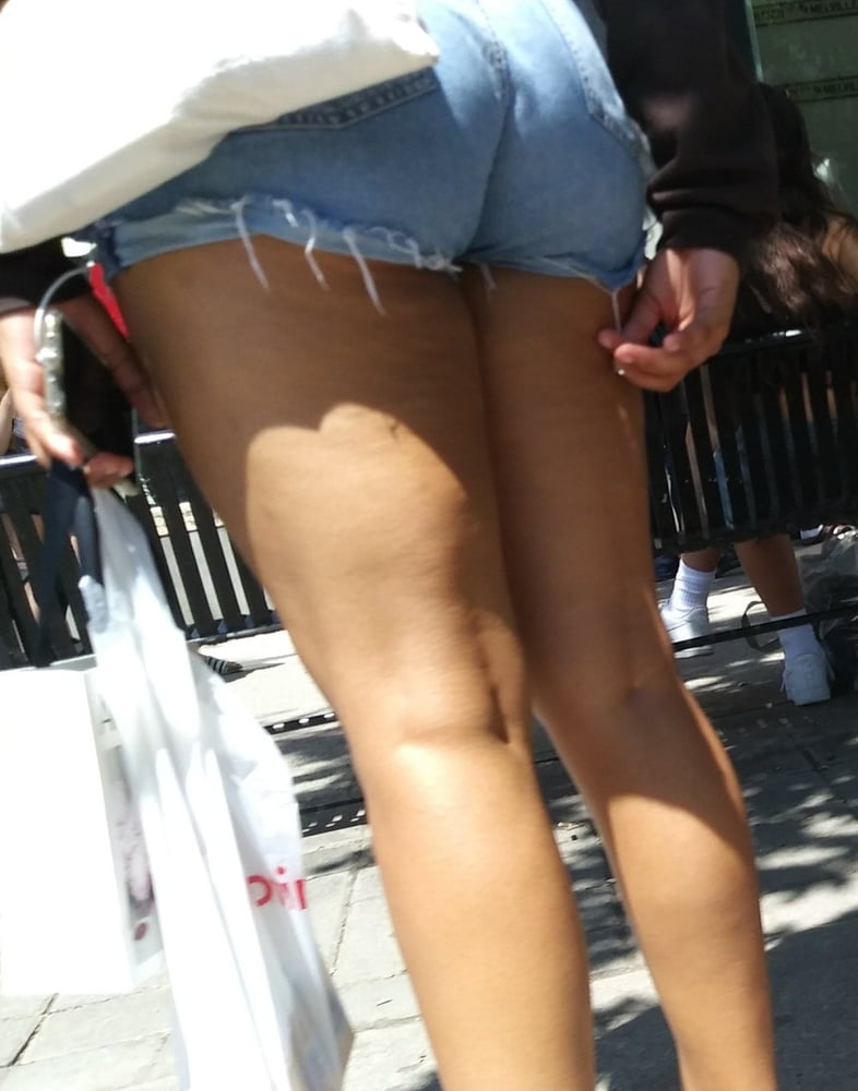 Piernas cándidas y pies....
 #87656065