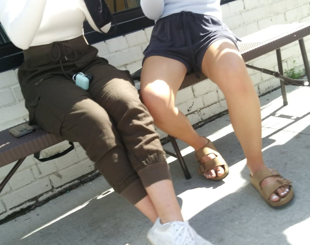 Piernas cándidas y pies....
 #87656292