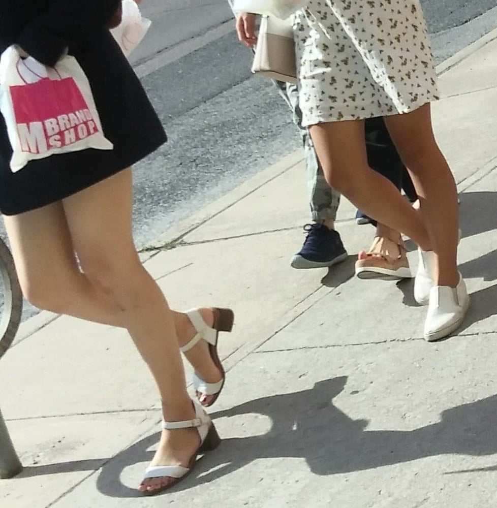 Piernas cándidas y pies....
 #87656439