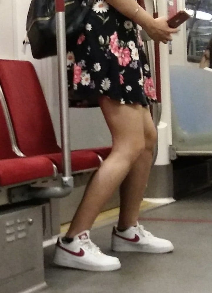 Piernas cándidas y pies....
 #87656467