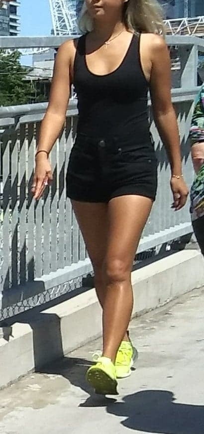 Piernas cándidas y pies....
 #87656472