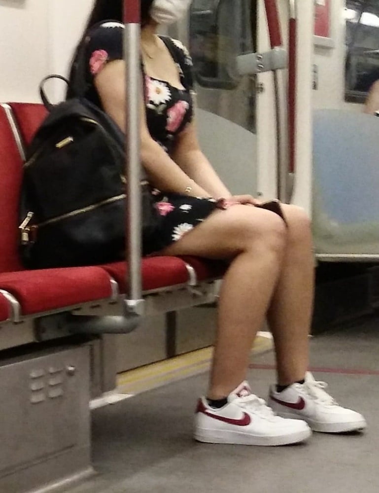 Piernas cándidas y pies....
 #87656602
