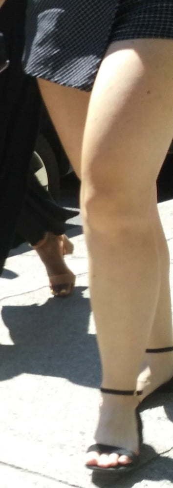 Piernas cándidas y pies....
 #87656674