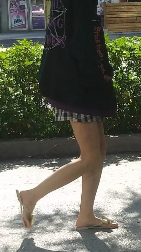 Piernas cándidas y pies....
 #87656728