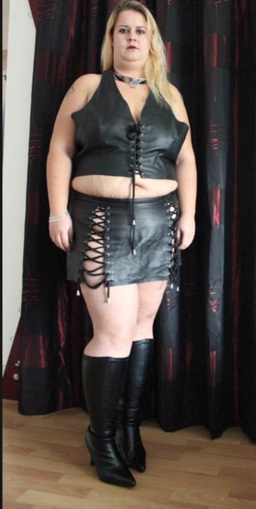 Milfs & gilfs con botas no.42
 #102810496