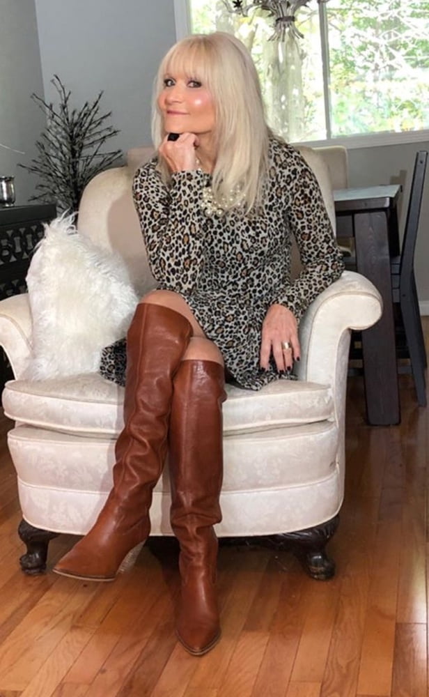 Milfs & gilfs con botas no.42
 #102810578