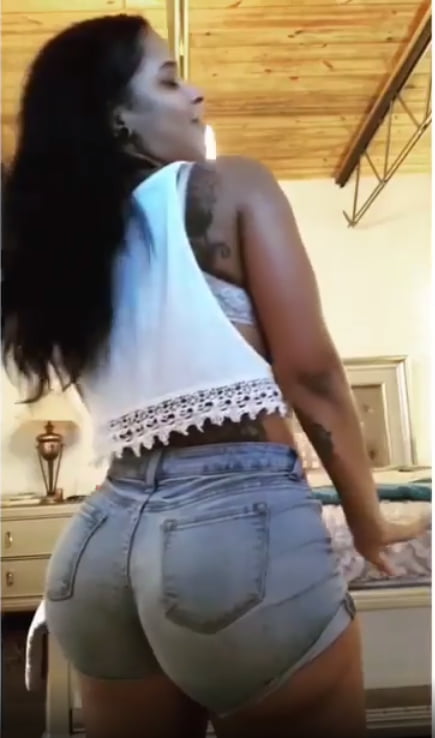 La profesora más caliente
 #97319558