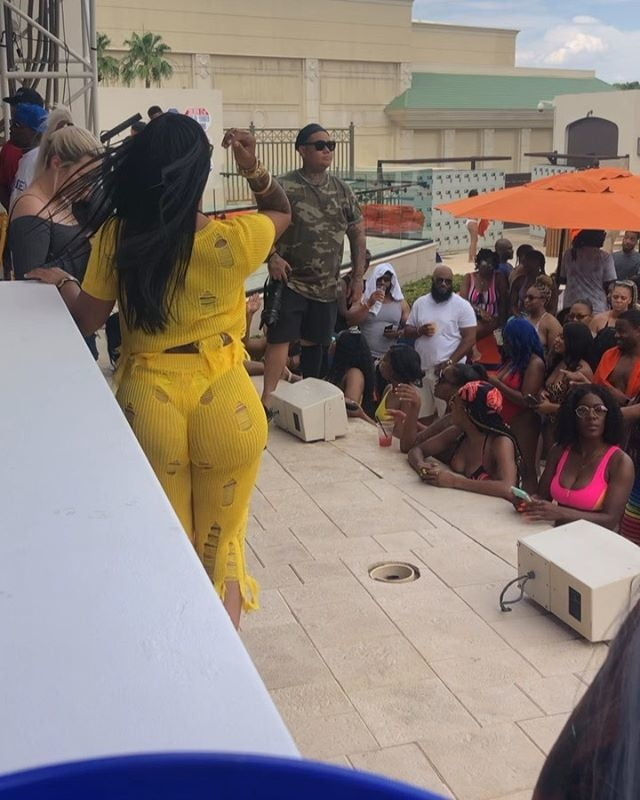 La profesora más caliente
 #97319704