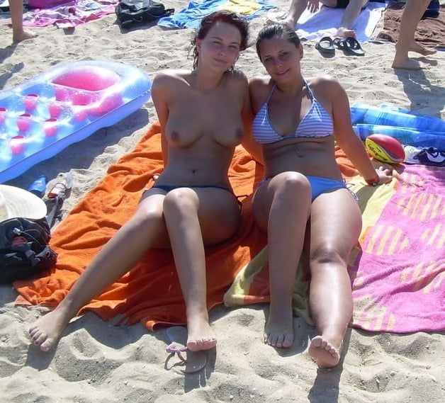 Belle donne in topless sulla spiaggia
 #96522516