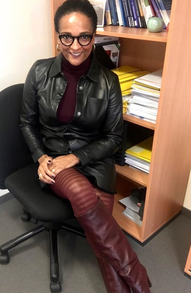 Insta milfs & gilfs usando botas no.16
 #102144119