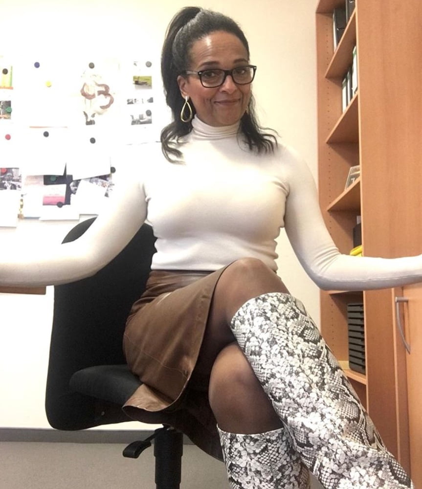 Insta milfs & gilfs usando botas no.16
 #102144121