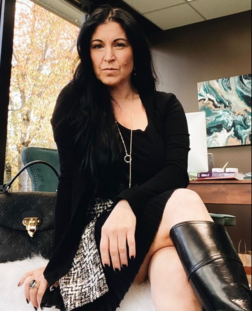 Insta milfs & gilfs usando botas no.16
 #102144141